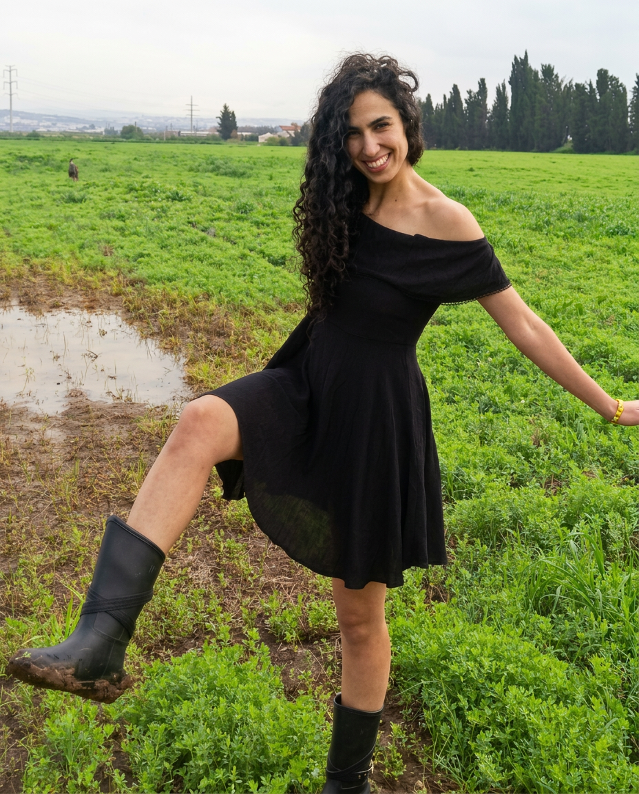 נופר הדר בשדה ירוק