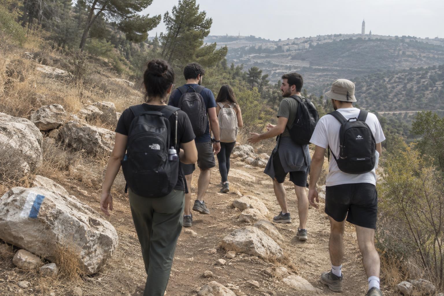 קבוצת מטיילים צועדת יחד בשביל בהרי ירושלים